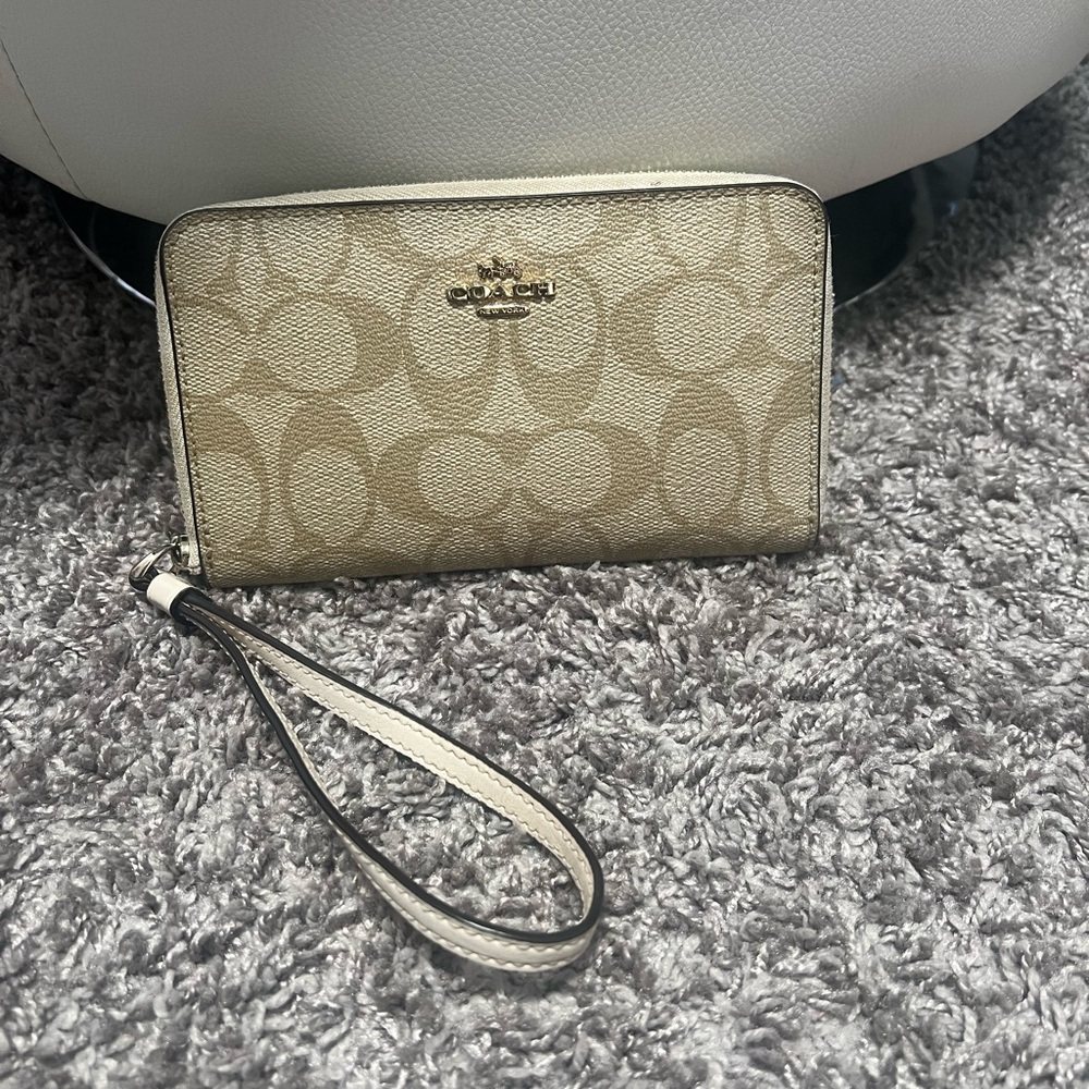 COACH BEIGE WRISTLET WALLET